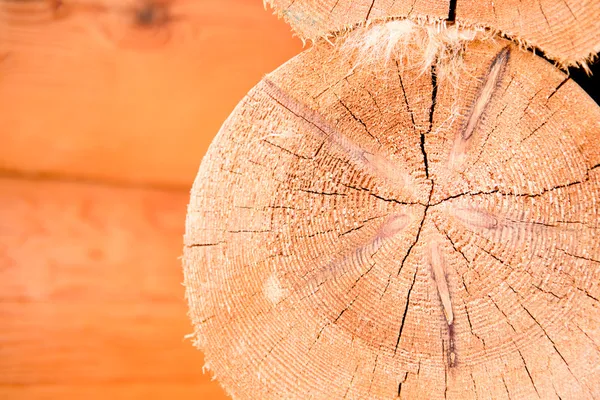 Dřevěný dům. rozdělenou log. — Stock fotografie