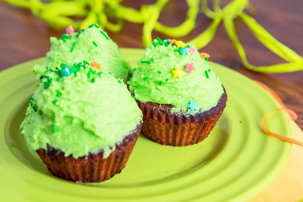 Süßes Dessert mit grüner Sahne — Stockfoto