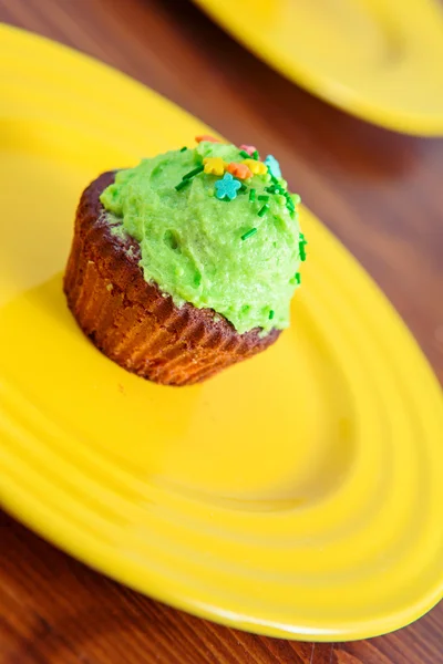 Süßes Dessert mit grüner Sahne — Stockfoto