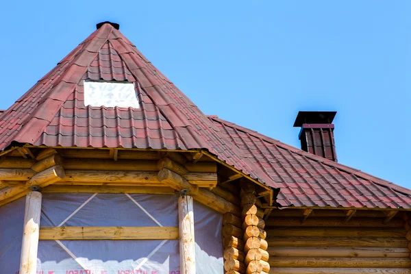Крыша деревянного усадьбы — стоковое фото
