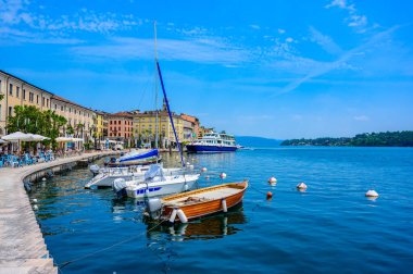 Sal - Garda Gölü 'nün güzel köyü - turistik seyahat merkezi.