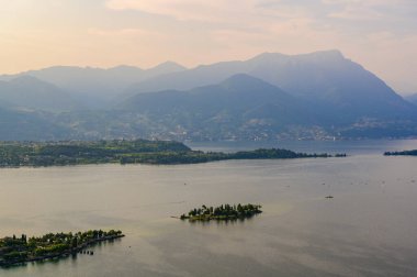 Rocca di Manerba 'dan güzel göl manzarası Garda, Brescia, İtalya - seyahat noktası