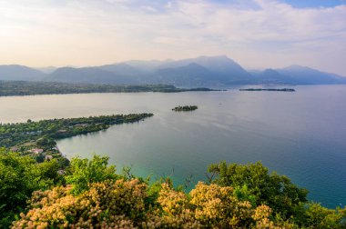 Rocca di Manerba 'dan güzel göl manzarası Garda, Brescia, İtalya - seyahat noktası