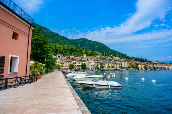 湖で美しい村ガルダ イタリア 観光情報 — ストック写真