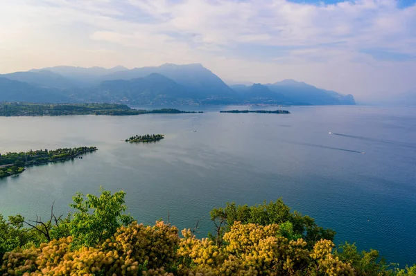 Rocca di Manerba 'dan güzel göl manzarası Garda, Brescia, İtalya - seyahat noktası
