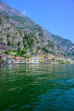 Limon Konsolosu Garda - Garda Gölü 'nün liman köyü güzel dağ manzaralı, İtalya - seyahat yeri