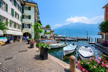 Limon Konsolosu Garda - Garda Gölü 'nün liman köyü güzel dağ manzaralı, İtalya - seyahat yeri