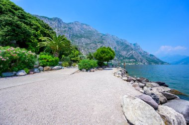Limon Konsolosu Garda - Garda Gölü 'nün liman köyü güzel dağ manzaralı, İtalya - seyahat yeri