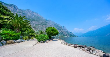 Limon Konsolosu Garda - Garda Gölü 'nün liman köyü güzel dağ manzaralı, İtalya - seyahat yeri