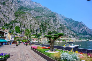 Limon Konsolosu Garda - Garda Gölü 'nün liman köyü güzel dağ manzaralı, İtalya - seyahat yeri