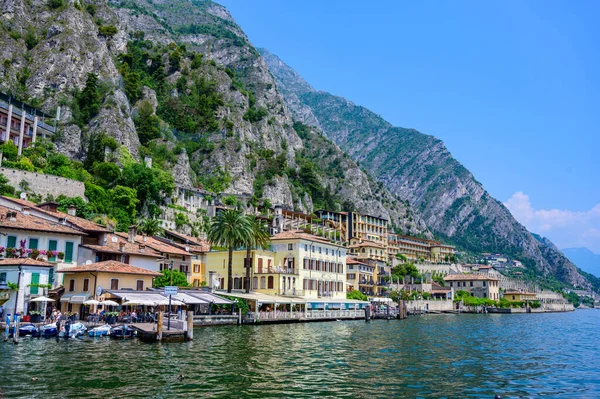Limone Sul Garda Přístavní Vesnice Jezera Garda Krásnou Horskou Scenérií — Stock fotografie