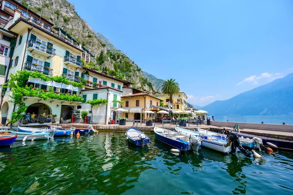 リモーネ ガルダ 美しい山の風景とガルダ湖の港の村 イタリア 観光情報 — ストック写真