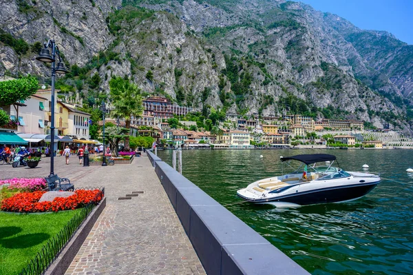 リモーネ ガルダ 美しい山の風景とガルダ湖の港の村 イタリア 観光情報 — ストック写真