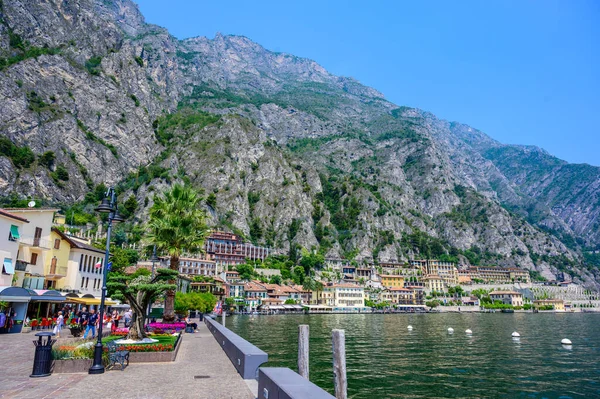 Limone Sul Garda Přístavní Vesnice Jezera Garda Krásnou Horskou Scenérií — Stock fotografie