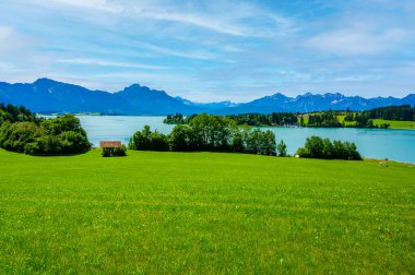 Forggensee - Fuessen yakınlarındaki Allgaeu Alps, Bavyera, Almanya 'nın güzel dağ manzarasında