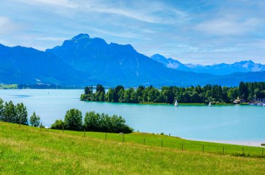Forggensee - Fuessen yakınlarındaki Allgaeu Alps, Bavyera, Almanya 'nın güzel dağ manzarasında