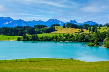 Forggensee - Fuessen yakınlarındaki Allgaeu Alps, Bavyera, Almanya 'nın güzel dağ manzarasında