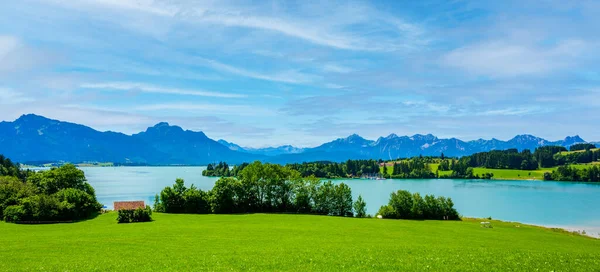 Forggensee - Fuessen yakınlarındaki Allgaeu Alps, Bavyera, Almanya 'nın güzel dağ manzarasında