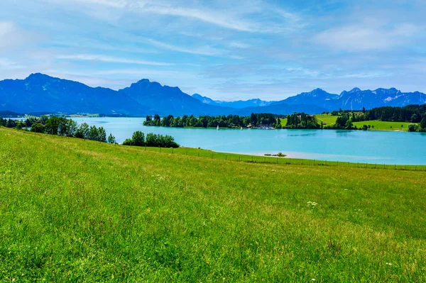 Forggensee - Fuessen yakınlarındaki Allgaeu Alps, Bavyera, Almanya 'nın güzel dağ manzarasında
