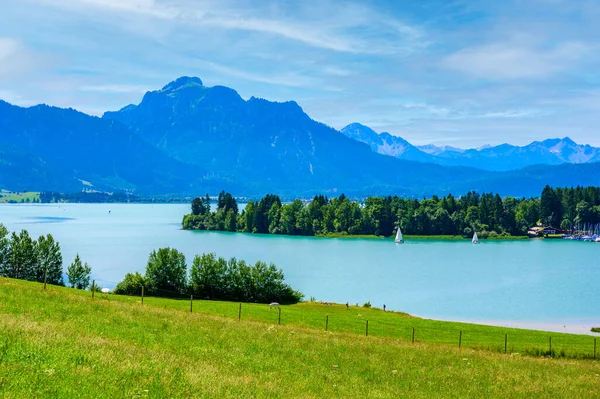 Forggensee - Fuessen yakınlarındaki Allgaeu Alps, Bavyera, Almanya 'nın güzel dağ manzarasında