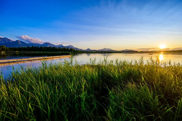 Fuessen yakınlarındaki Hopfensee Gölü - Allgaeu Alps, Bavyera, Almanya - Cennet Seyahat Varış Yeri