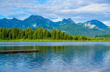 Fuessen yakınlarındaki Hopfensee Gölü - Allgaeu Alps, Bavyera, Almanya - Cennet Seyahat Varış Yeri