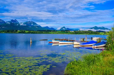 Fuessen yakınlarındaki Hopfensee Gölü - Allgaeu Alps, Bavyera, Almanya - Cennet Seyahat Varış Yeri