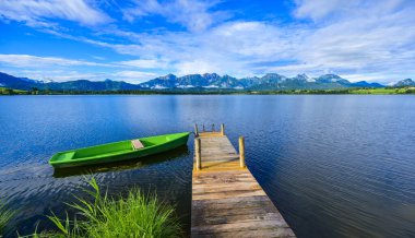 Fuessen yakınlarındaki Hopfensee Gölü - Allgaeu Alps, Bavyera, Almanya - Cennet Seyahat Varış Yeri