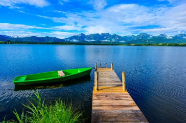 Fuessen yakınlarındaki Hopfensee Gölü - Allgaeu Alps, Bavyera, Almanya - Cennet Seyahat Varış Yeri
