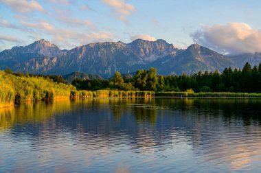 Fuessen yakınlarındaki Hopfensee Gölü - Allgaeu Alps, Bavyera, Almanya - Cennet Seyahat Varış Yeri