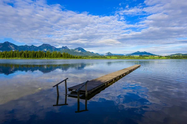 Lago Hopfensee Perto Fuessen Vista Allgaeu Alps Baviera Alemanha Destino — Fotografia de Stock
