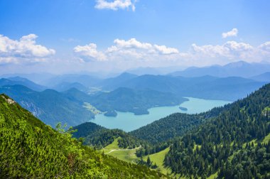 Herzogstand Dağı 'ndan Walchensee Gölü' ne - Kochel am 'a yakın - Almanya, Bavyera' da güzel bir seyahat noktası
