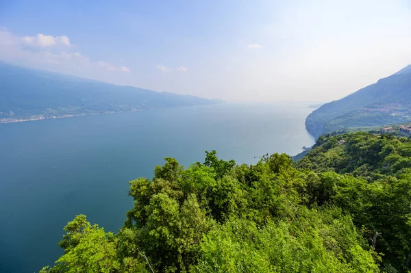 南湖上ガルドーラの町からパノラマと空中の景色ガルダ イタリア 旅行先 — ストック写真