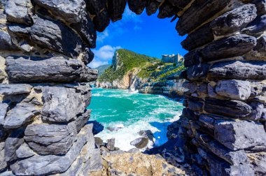 Grotta di Lord Byron 'dan güzel sahil manzarasına, Porto Venere' e, La Spezia 'ya, İtalya' ya.