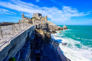 Grotta di Lord Byron 'dan güzel sahil manzarasına, Porto Venere' e, La Spezia 'ya, İtalya' ya.