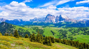 Seiser Alm ya da Alpe di Siusi - Dolomites Alps 'te güzel bir dağ manzarası - Trentino Alto Adige, Güney Tyrol, İtalya - Avrupa' da seyahat noktası
