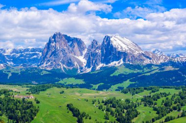 Seiser Alm ya da Alpe di Siusi - Dolomites Alps 'te güzel bir dağ manzarası - Trentino Alto Adige, Güney Tyrol, İtalya - Avrupa' da seyahat noktası