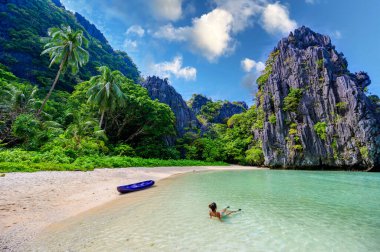 Matinloc Adası, El Nido, Palawan, Filipinler 'deki Saklı Plajda Kız - Cennet lagünü ve tropikal manzaradaki plaj