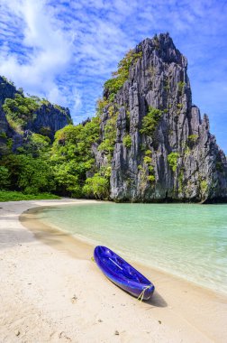 Matinloc Adası, El Nido, Palawan, Filipinler 'deki gizli plaj - Cennet lagünü ve tropikal manzaradaki plaj