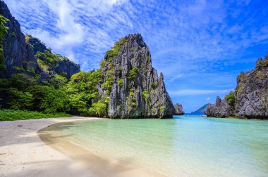 Matinloc Adası, El Nido, Palawan, Filipinler 'deki gizli plaj - Cennet lagünü ve tropikal manzaradaki plaj