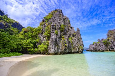 Matinloc Adası, El Nido, Palawan, Filipinler 'deki gizli plaj - Cennet lagünü ve tropikal manzaradaki plaj