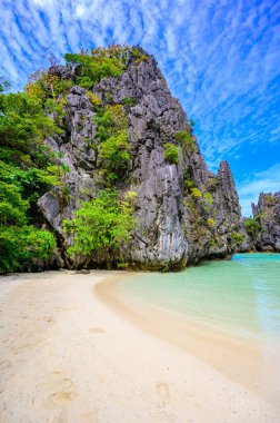 Matinloc Adası, El Nido, Palawan, Filipinler 'deki gizli plaj - Cennet lagünü ve tropikal manzaradaki plaj