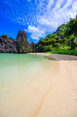 Matinloc Adası, El Nido, Palawan, Filipinler 'deki gizli plaj - Cennet lagünü ve tropikal manzaradaki plaj