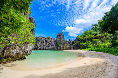 Matinloc Adası, El Nido, Palawan, Filipinler 'deki gizli plaj - Cennet lagünü ve tropikal manzaradaki plaj