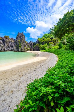 Matinloc Adası, El Nido, Palawan, Filipinler 'deki gizli plaj - Cennet lagünü ve tropikal manzaradaki plaj