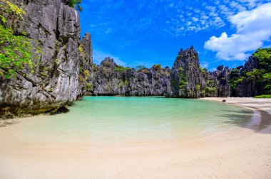 Matinloc Adası, El Nido, Palawan, Filipinler 'deki gizli plaj - Cennet lagünü ve tropikal manzaradaki plaj