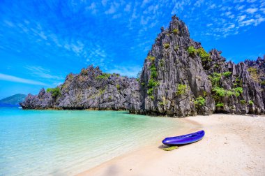 Matinloc Adası, El Nido, Palawan, Filipinler 'deki gizli plaj - Cennet lagünü ve tropikal manzaradaki plaj