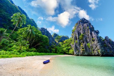Matinloc Adası, El Nido, Palawan, Filipinler 'deki gizli plaj - Cennet lagünü ve tropikal manzaradaki plaj