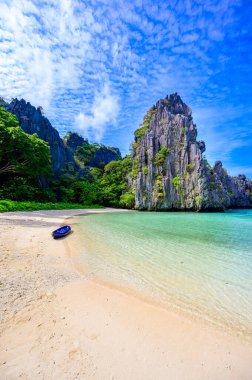 Matinloc Adası, El Nido, Palawan, Filipinler 'deki gizli plaj - Cennet lagünü ve tropikal manzaradaki plaj