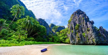 Matinloc Adası, El Nido, Palawan, Filipinler 'deki gizli plaj - Cennet lagünü ve tropikal manzaradaki plaj